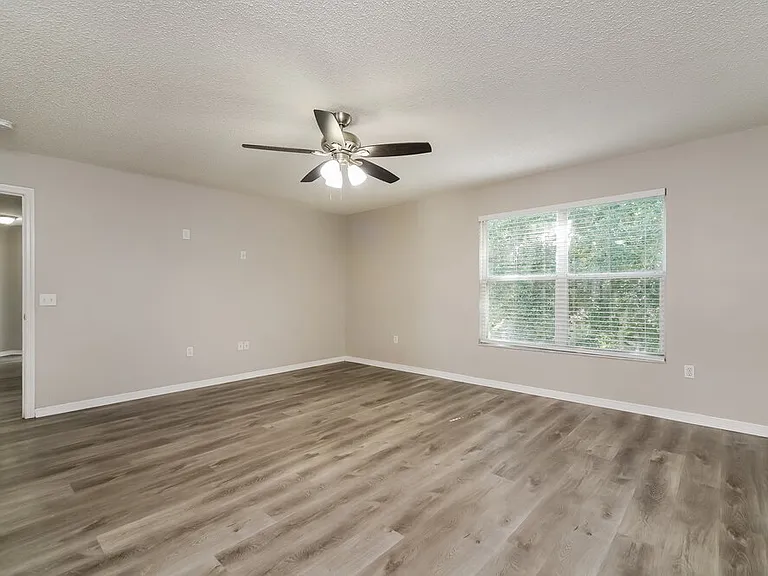 553 Brentford Ct — Photo 13