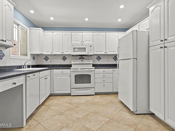 3rd image of 2433 W Poinsettia Drive