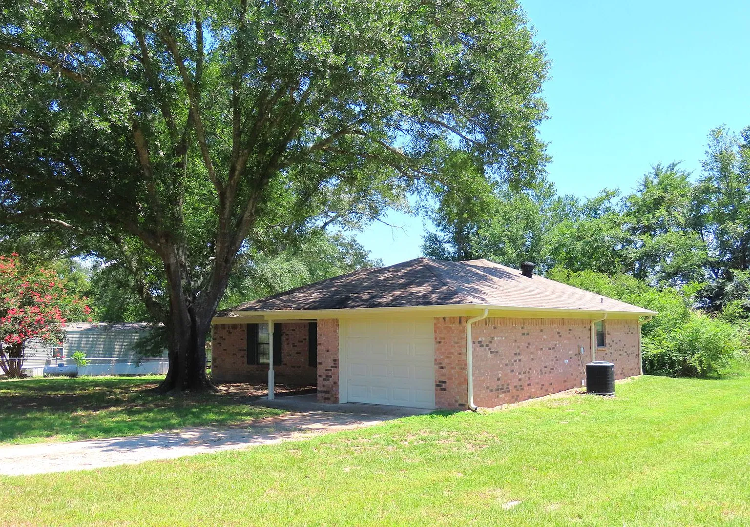 Whitehouse ISD! Charming 3 Bedroom, 2 Bath House w/Garage — Photo 2