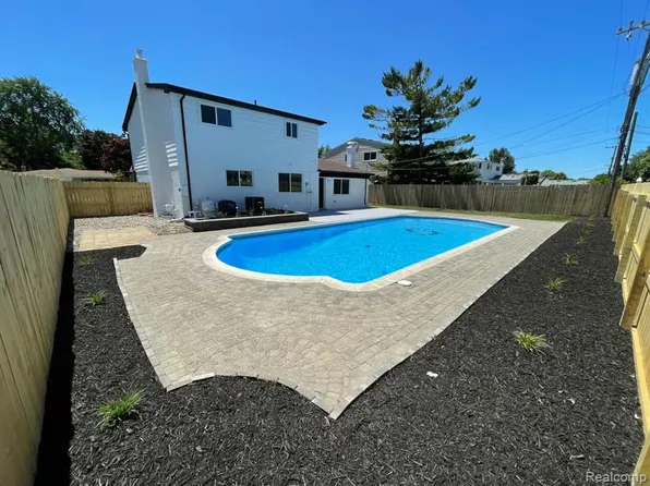 11179 Mandale Dr, Sterling Heights, MI 48312