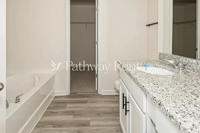 612 Mackenzie Cv — Photo 8