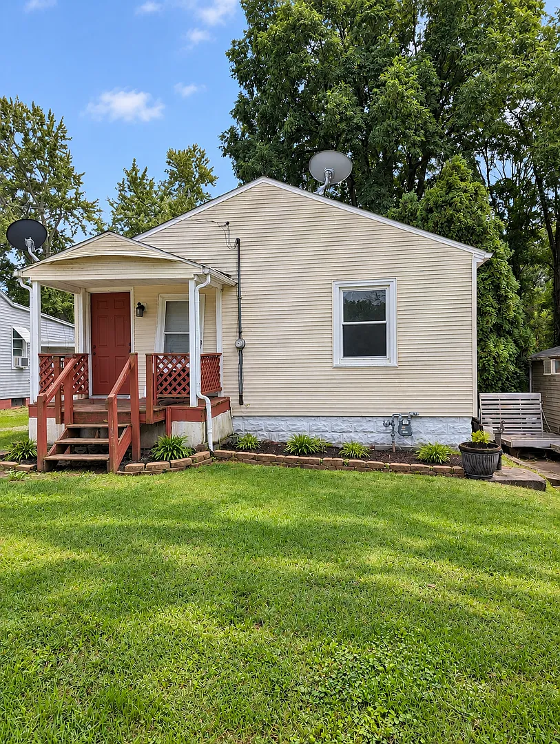 Cozy 2-Bedroom Home in East Moline Convenient Location! — Photo 1