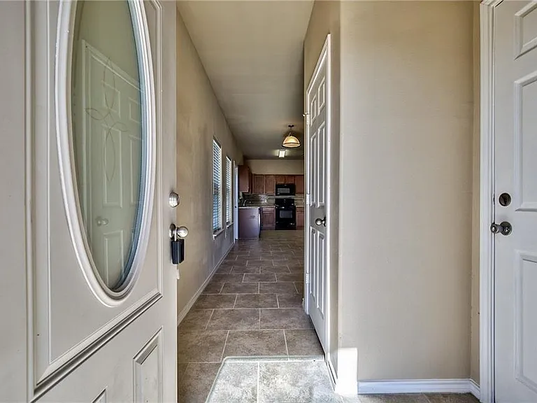 702 E College St — Photo 3