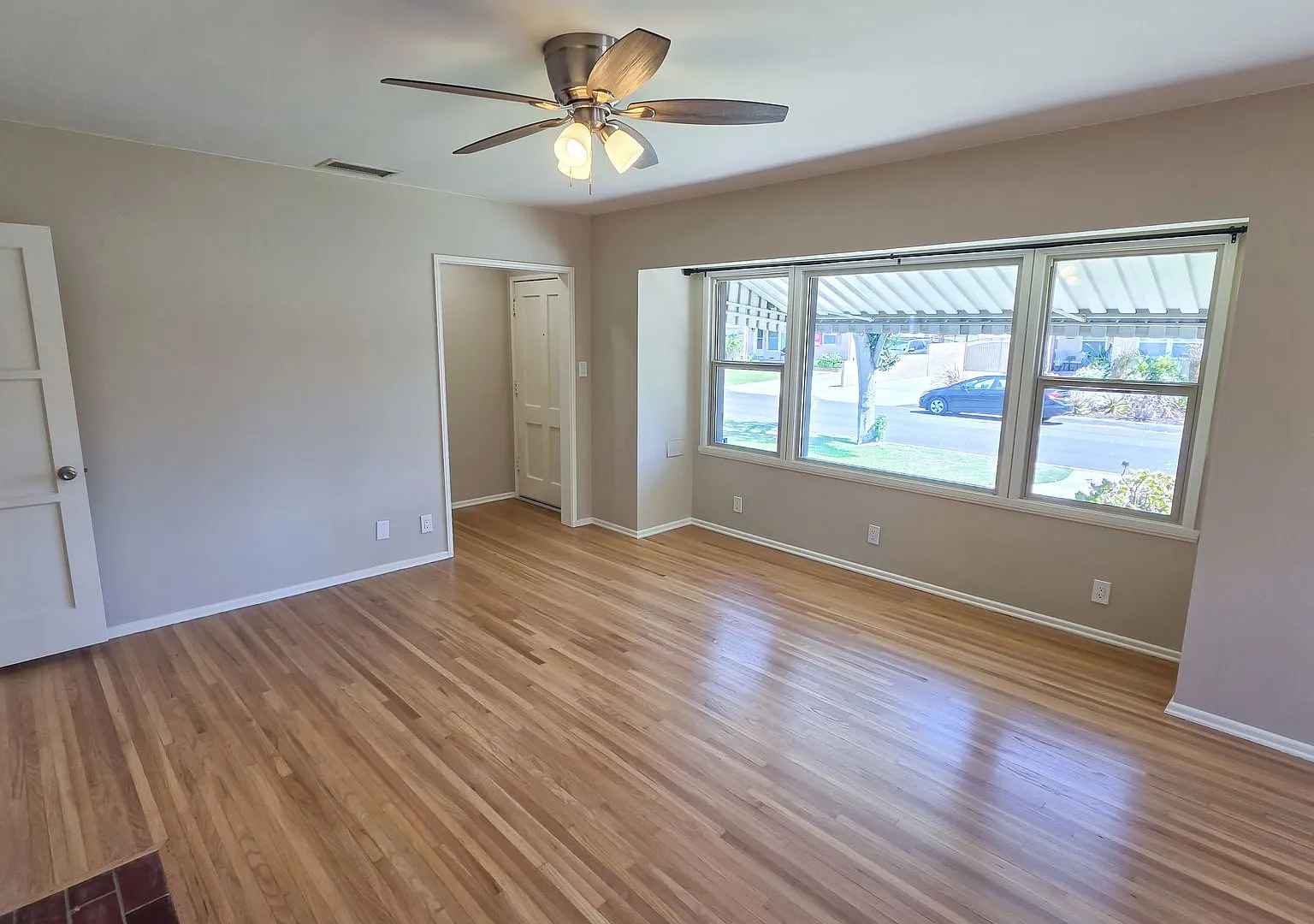 Beautiful 3 Bed 1.5 Bath House with Remodeled Bathroom and Detached Bonus Room/Office Available Now! — Photo 4