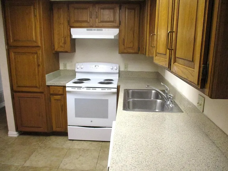 203 Yorkshire Ct — Photo 6