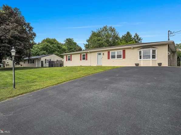 7894 Manor Dr, Harrisburg, PA 17112