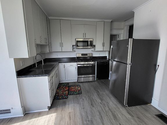 2nd image of 121 Park Dr APT 1
