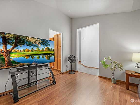 3rd image of 15233 81st Avenue NW
