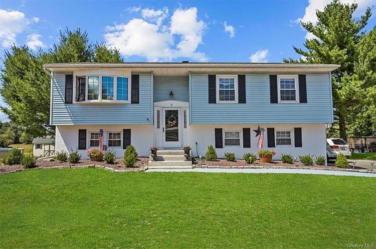 1st image of 15 New Castle Dr