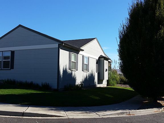 West view on corner lot