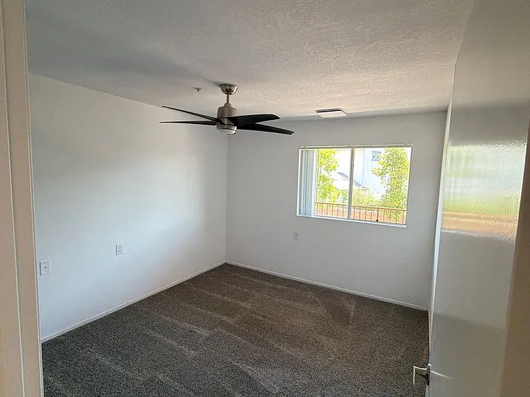 Hawaiian Terrace Apartments — Photo 4