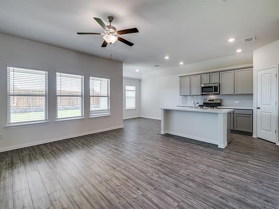 3rd image of 1301 Chapel Hill Dr