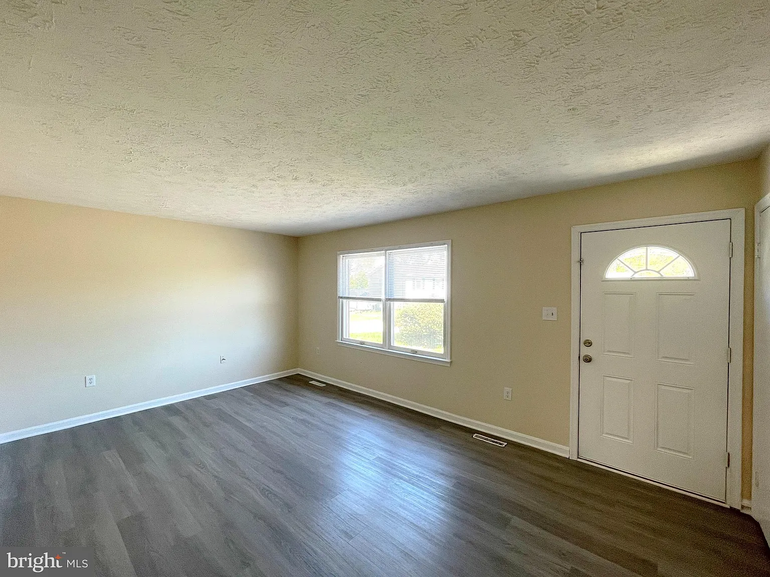 3 bed, 3.0 bath, 2208 sqft, $2,195 — Photo 2