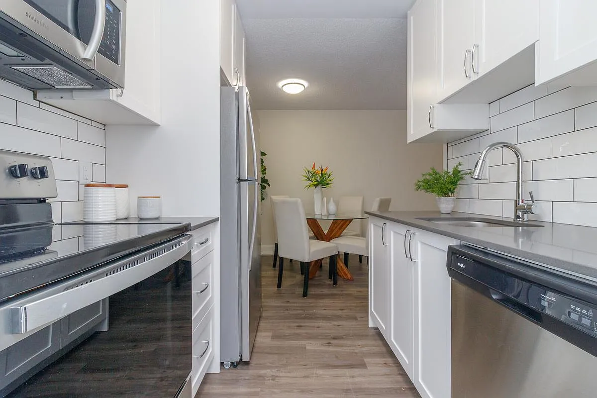984 McKenzie Apartments — Photo 4