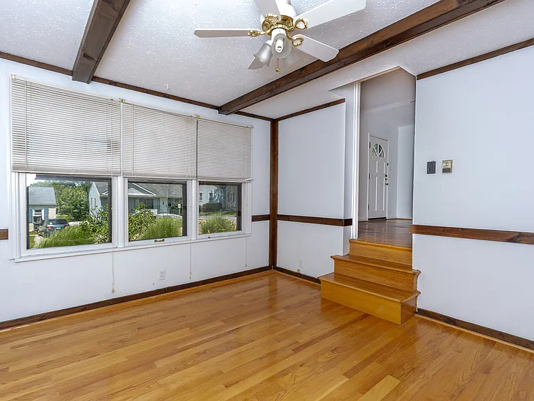 9046 Southview Ln — Photo 4