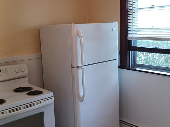 3rd image of 33 Grove St Floor 2