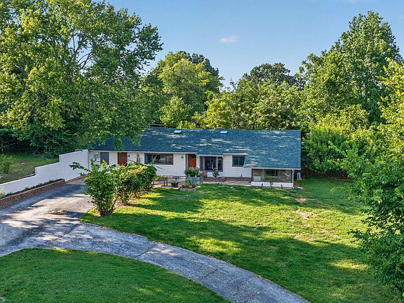 3rd image of 851 W Stonehill Road