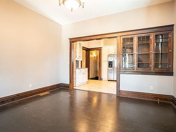5th image of 115 1st St NE