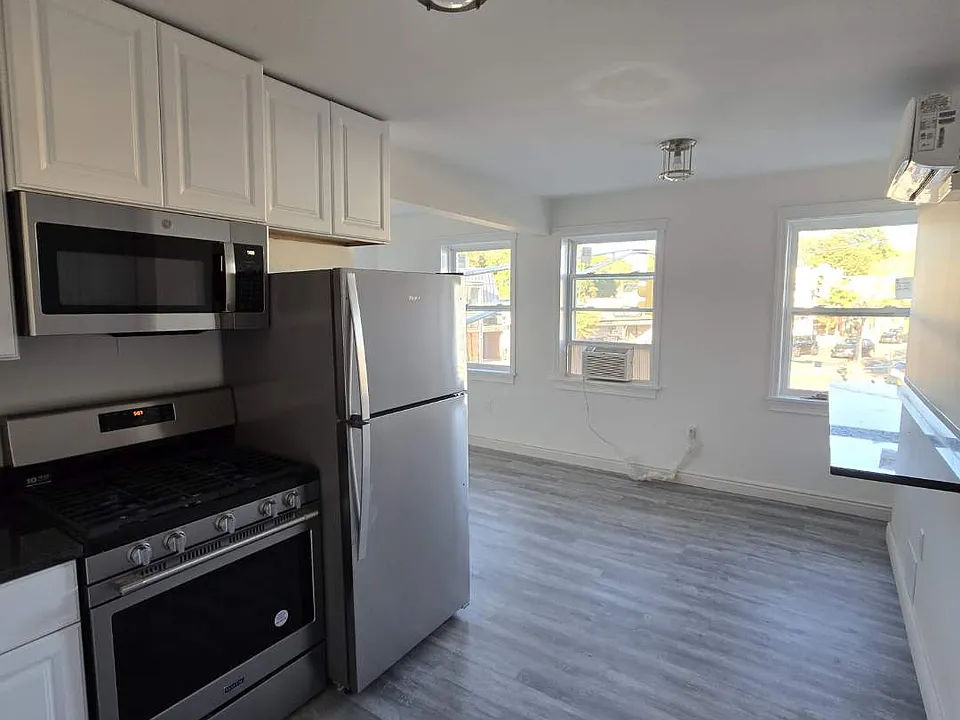 Stove/Refrigerator/"Breakfast Bar"