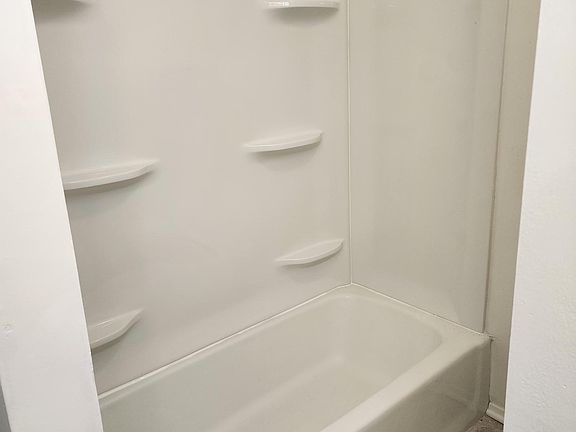 3rd image of 406 Circle Dr #B