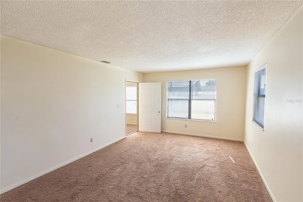 2 bed, 1.0 bath, 1980 sqft, $1,250 — Photo 4