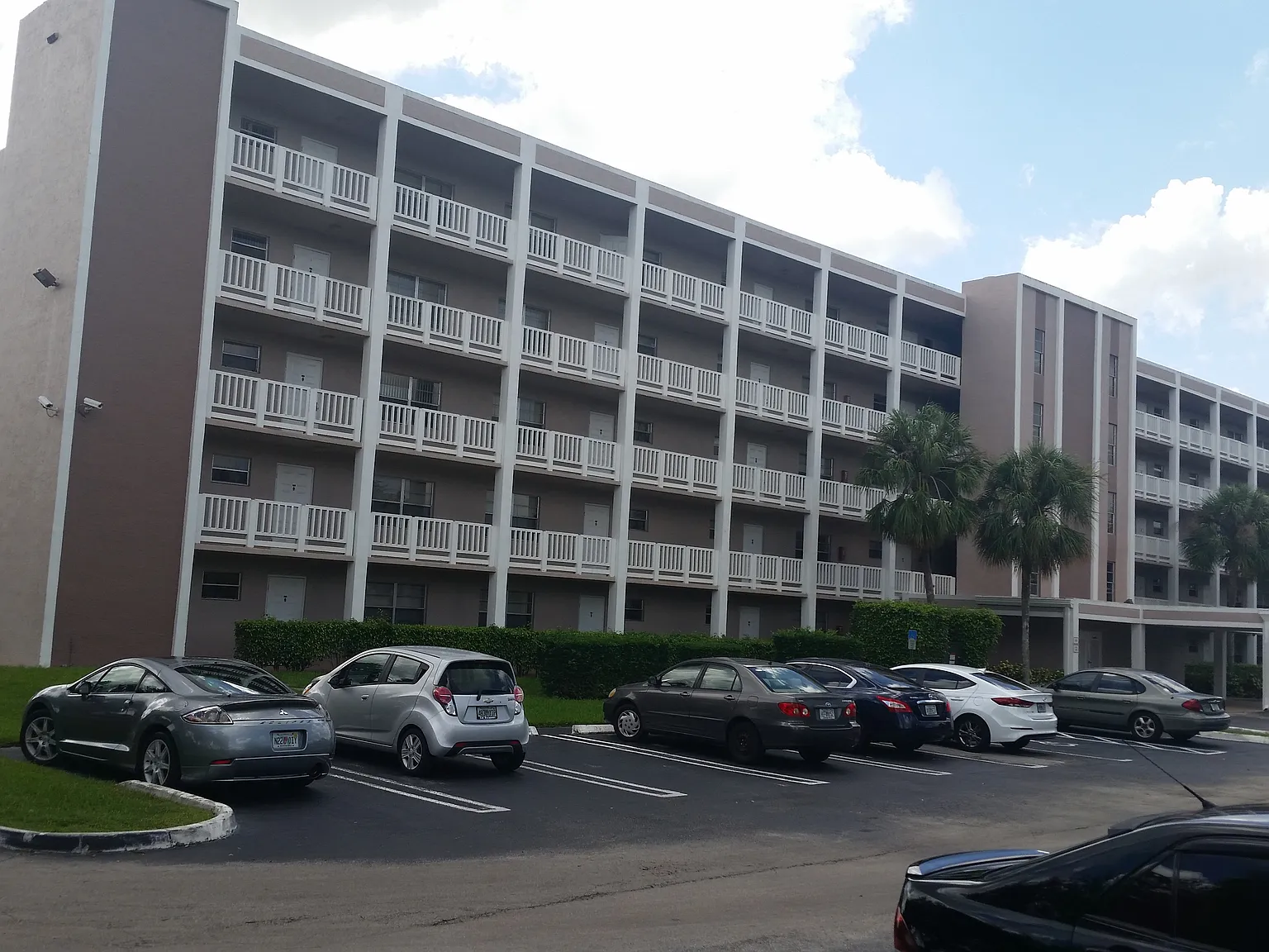 Sherwood Square Apartments — Photo 2