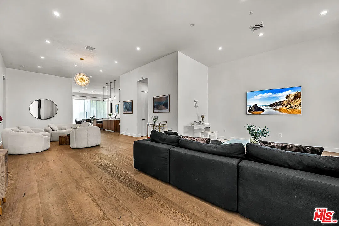 3 bed, 2.5 bath, 3751 sqft, $9,500 — Photo 4