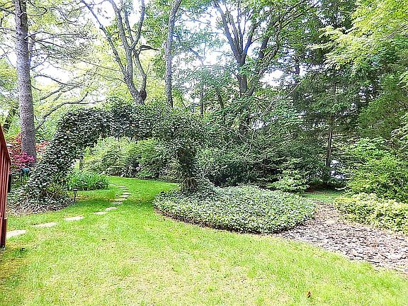 5th image of 19 Wintergreen Dr