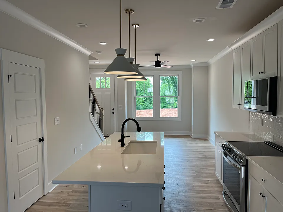 9 Hawthorne Ln #201