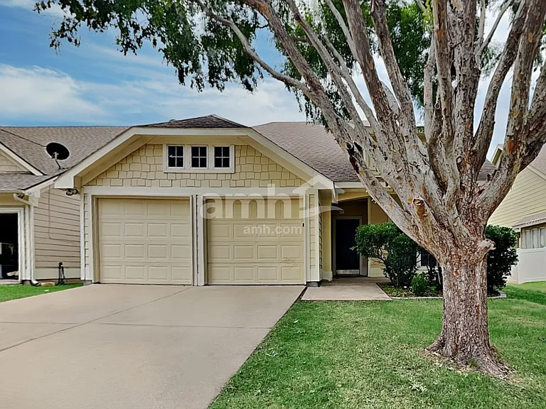 210 Hilltop Dr — Photo 1