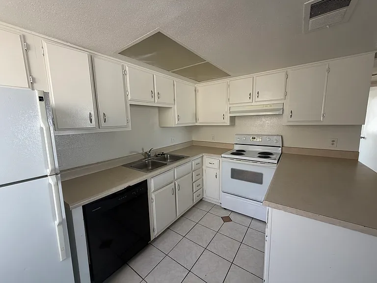 3205 E Earll Dr #7 — Photo 2
