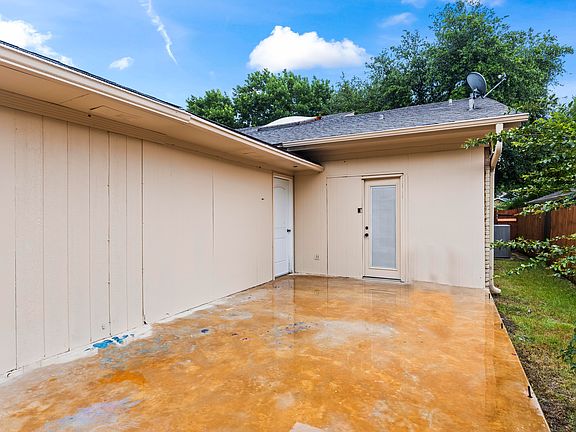 3rd image of 211 Willow Wood Pl