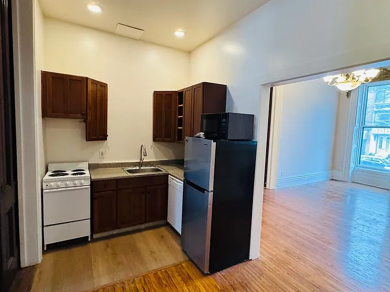290 State St — Photo 4