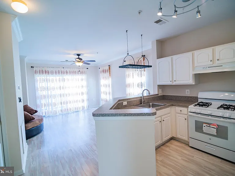21785 Jarvis Sq — Photo 17