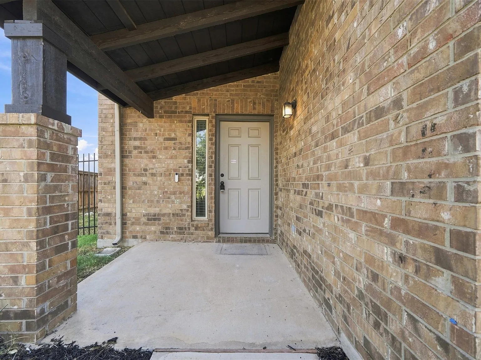 4 bed, 2.5 bath, 2129 sqft, $2,150 — Photo 4