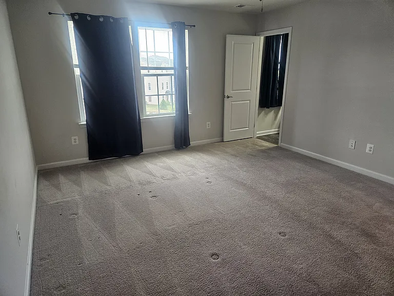 11829 Hall St — Photo 1