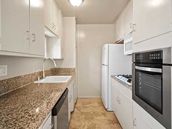 4th image of 1402 S Saltair Ave APT 9
