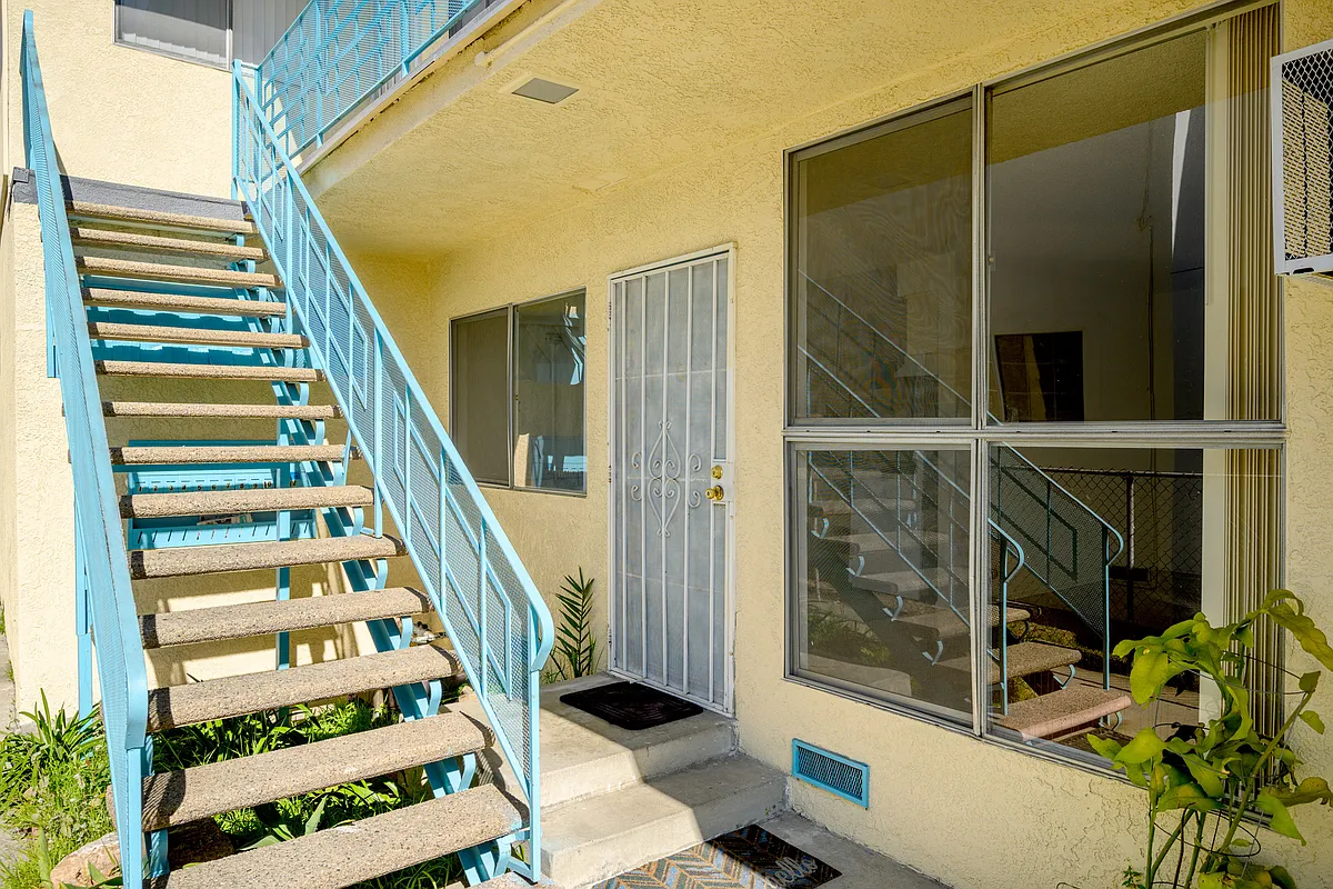 Building Photo - 208 E Chevy Chase Dr #1