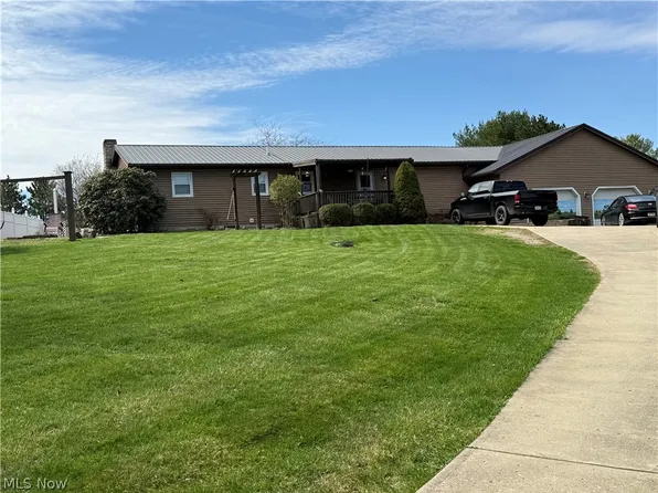 5655 Helen Dr, Zanesville, OH 43701