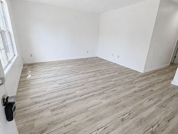 3rd image of 4031 White Oak Rd