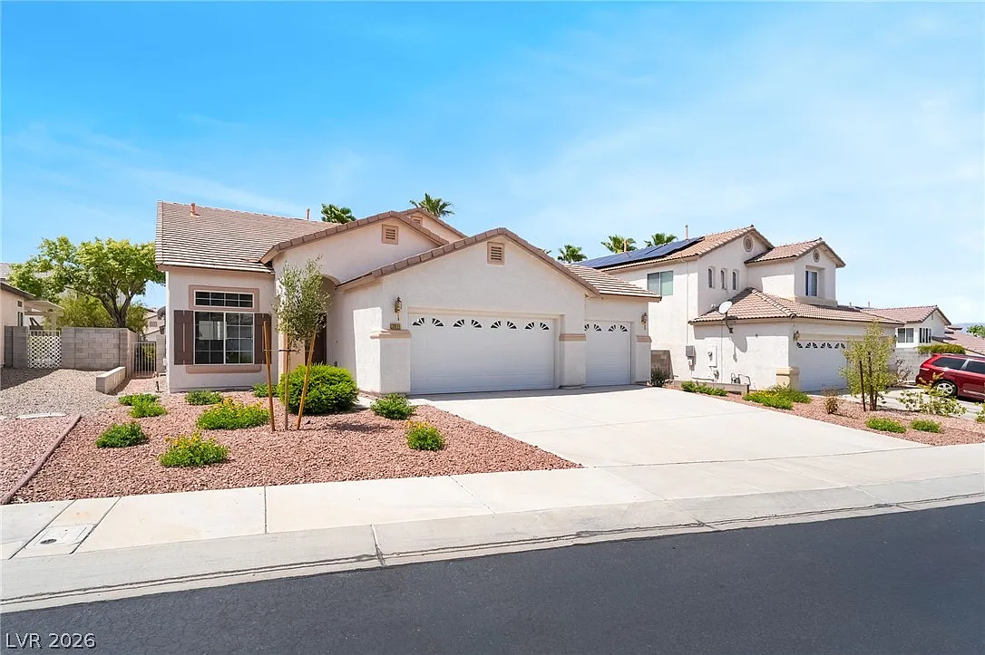 4 bed, 2.5 bath, 2067 sqft, $2,500 — Photo 2
