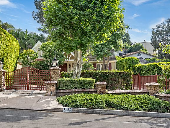 3rd image of 1240 N Doheny Dr