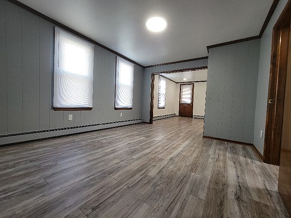 4th image of 381 Young St