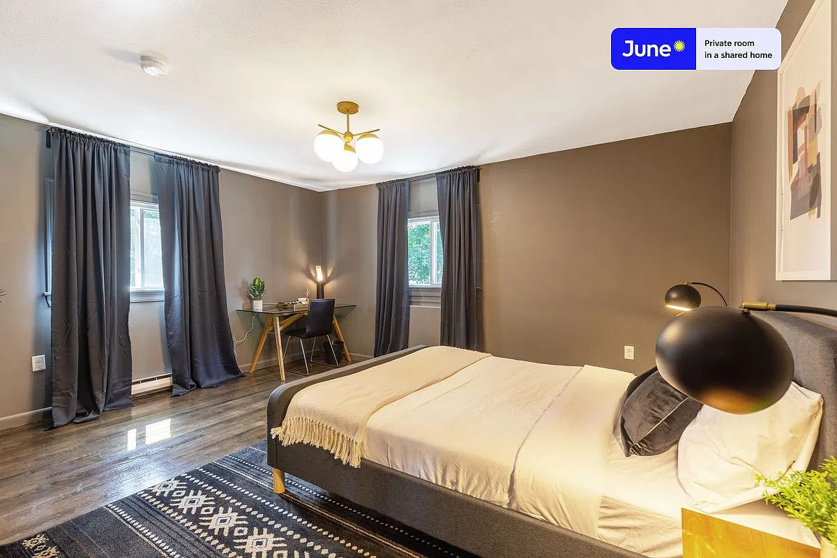Queen bedroom in 6 bed/4 bath home in Brighton #207 D — Photo 1