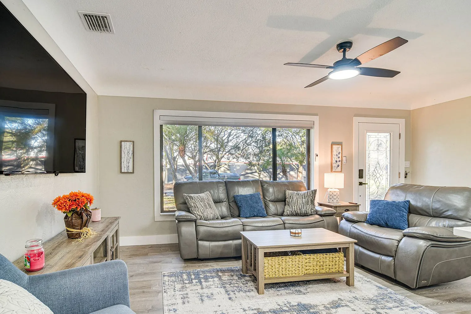 3 bed, 2.0 bath, 1614 sqft, $5,056 — Photo 3