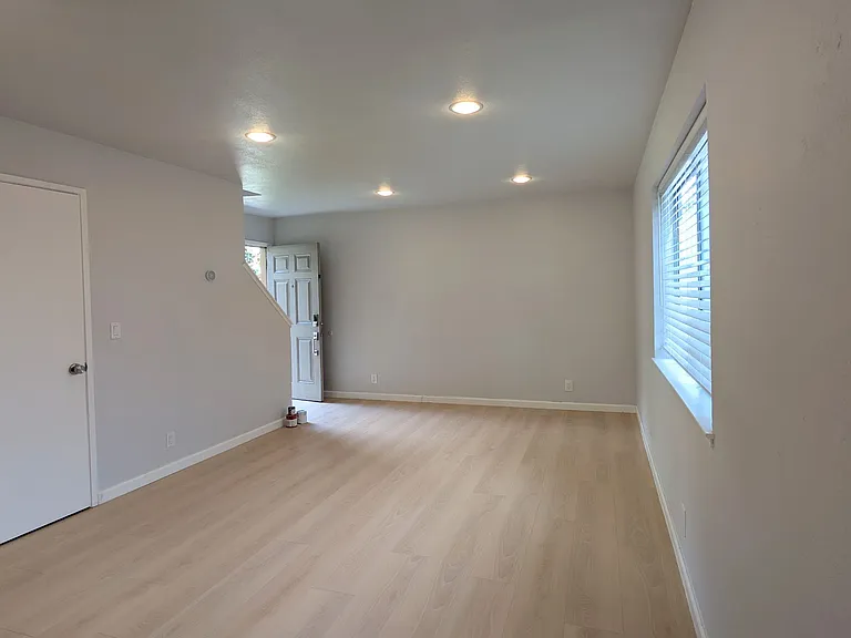 338 S Willard Ave — Photo 3