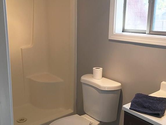 5th image of 1700 Manor Dr