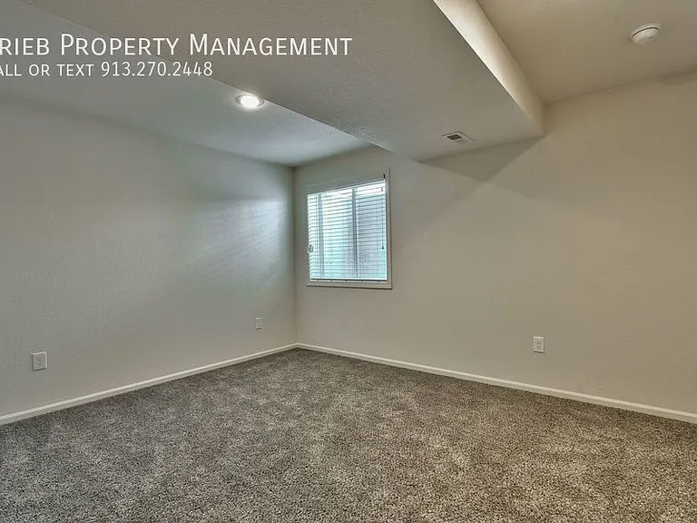 584 S Poplar St — Photo 33