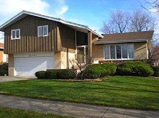 8751 Hillside Dr, Hickory Hills, IL 60457