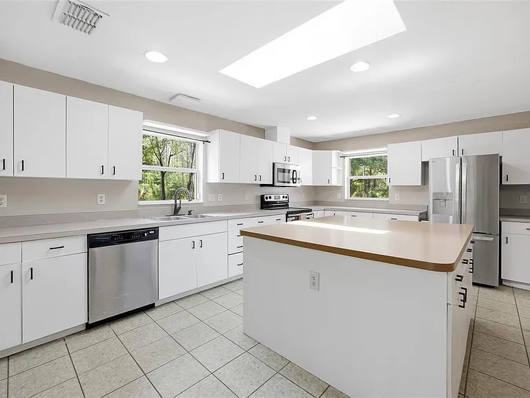 7050 NE State Road 121 — Photo 5